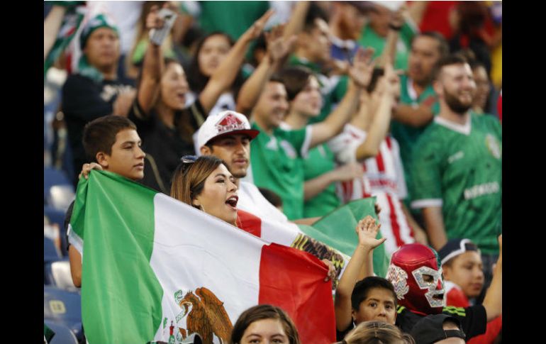 Aficionados de México gritan durante el partido de Copa Oro contra Jamaica en el Sport Authority Field, en Denver. EFE / J. Méndez