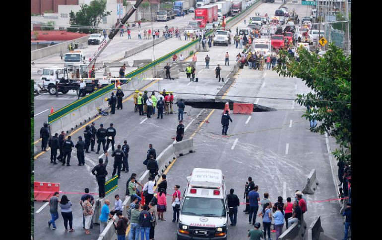 El miércoles pasado el hundimiento en el Paso Exprés de Cuernavaca causó la muerte de dos personas. EFE / ARCHIVO