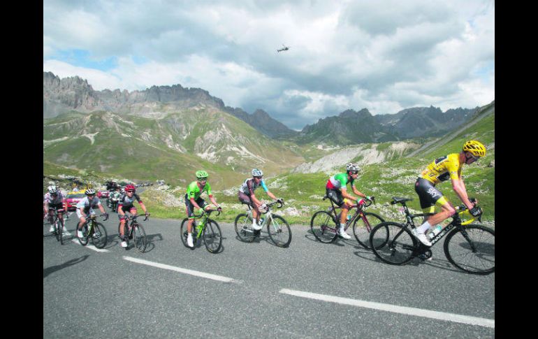 El pelotón, incluido el ciclista colombiano Rigoberto Urán (de jersey y casco verdes), durante el ascenso de ayer en los Alpes. AP /