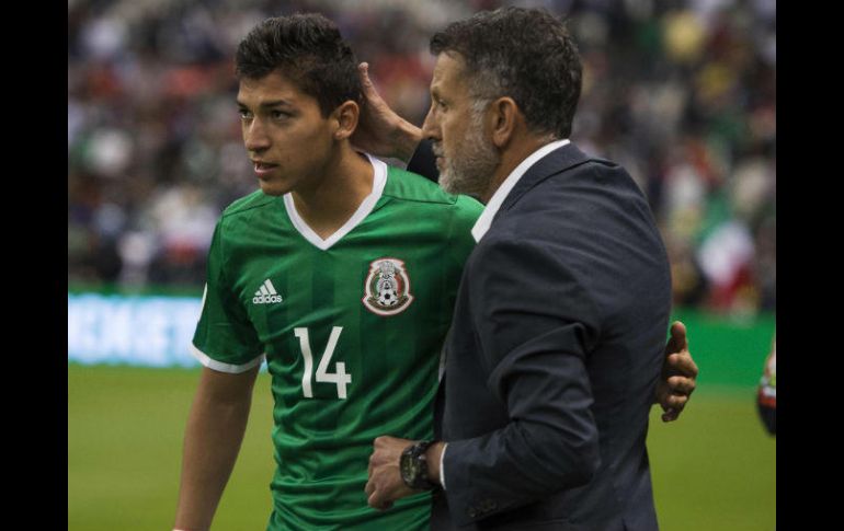 Zaldívar (I) cree que las rotaciones de Juan Carlos Osorio (D) no son un problema, debido a la calidad de los jugadores mexicanos. MEXSPORT / ARCHIVO