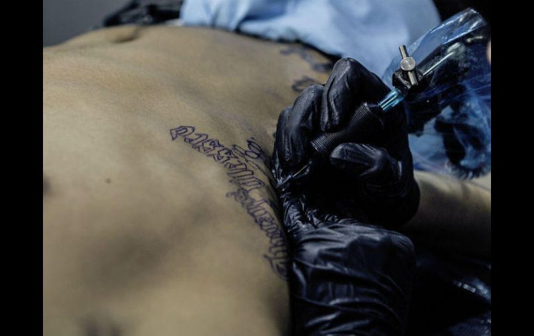 ‘Un buen tatuaje es una responsabilidad compartida de establecimientos, tatuadores y clientes’, dice investigadora de modificaciones. EL INFORMADOR / ARCHIVO