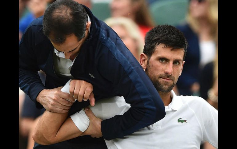 Djokovic arrastra en el último año y medio dolores en el codo derecho, y ha bajado mucho su rendimiento en la cancha. AFP / ARCHIVO