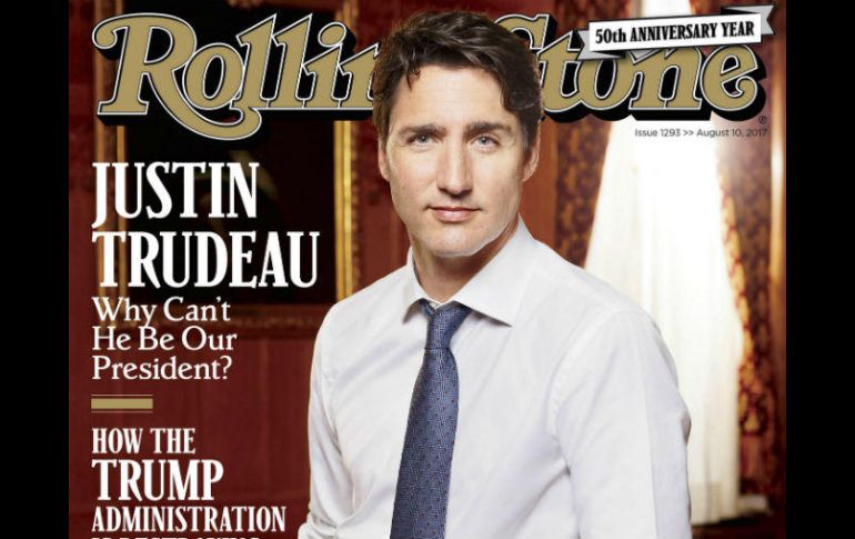 En la portada se muestra a un Trudeau recargado en la orilla de un escritorio. AP / Rolling Stone