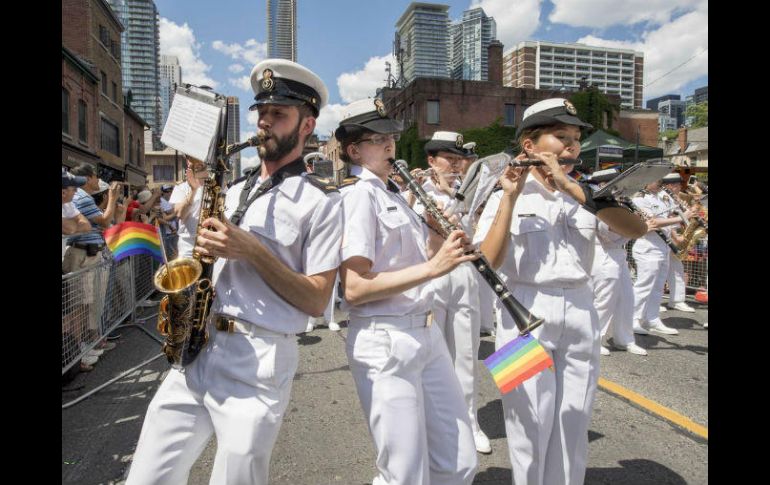 En el tuit publicado en la cuenta de las Fuerzas Armadas de Canadá, se aprecia miembros de esta en una celebración del orgullo gay. TWITTER / Canadian Forces