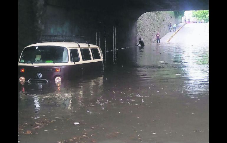 Ayer resultaron varados 14 autos en Guadalajara y al menos tres en Zapopan. Intentaron cruzar túneles o avenidas inundadas. ESPECIAL /