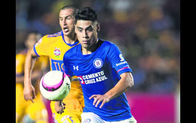 Salva a la Máquina. Felipe Mora, del Cruz Azul, pudo igualar el marcador ante Tigres. MEXSPORT /