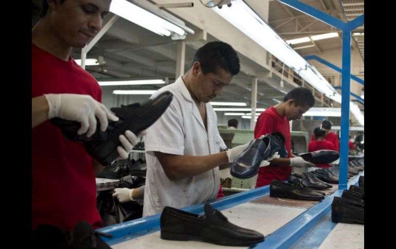 En México, los trabajadores ganan la cuarta parte de los salarios de sus pares de EU. AFP / ARCHIVO