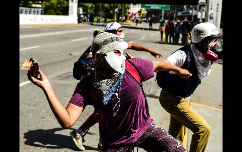 Un manifestante lanza un coctel durante una manifestación en Caracas, hoy sábado 12 de agosto de 2017. AFP / R. Schemidt