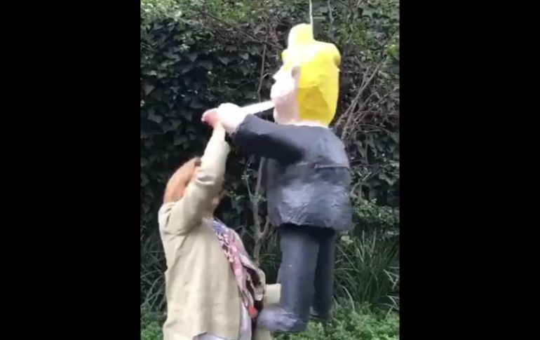 Loaeza recibió en su cumpleaños una piñata con la figura de Trump. TWITTER / @gloaeza
