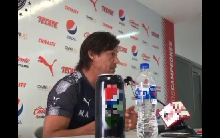 ''Este tipo de faltas me indignan, me enojan porque ensucian un bonito deporte'', dice el timonel en conferencia de prensa. ESPECIAL / Chivas