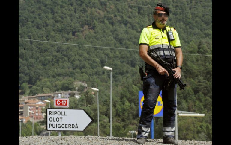 Un Mossos d'Esquadra en la C-17 vigila las calles del poblado de Ripoll, en Girona, donde se desplegó un operativo de seguridad. EFE / R. Townsend