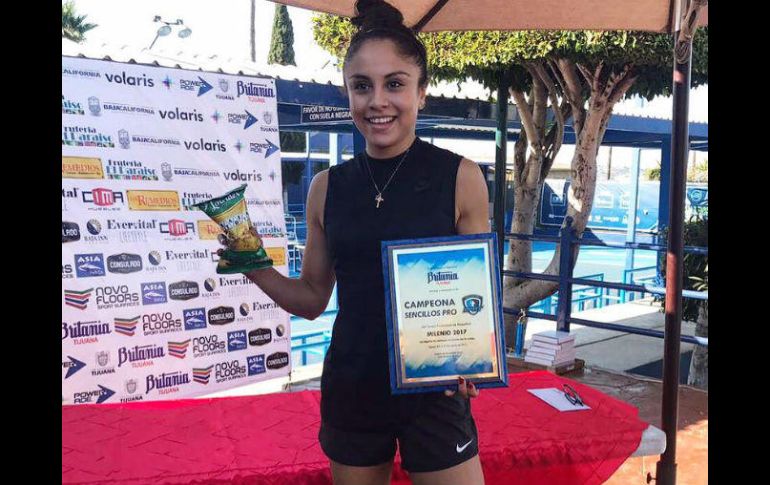 Paola Longoria muestra el título que la acredita como campeona del Torneo Milenio que se celebró en Tijuana. FACEBOOK / @PaolaLongoriaOficial