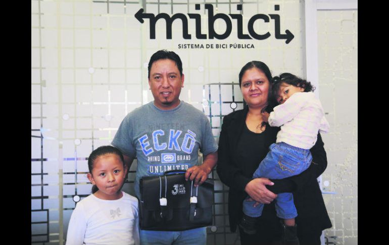 Miguel Ángel Parra y su familia en las instalaciones de MiBici, donde recibió un regalo por hacer el viaje número tres millones. EL INFORMADOR / G. Gallo
