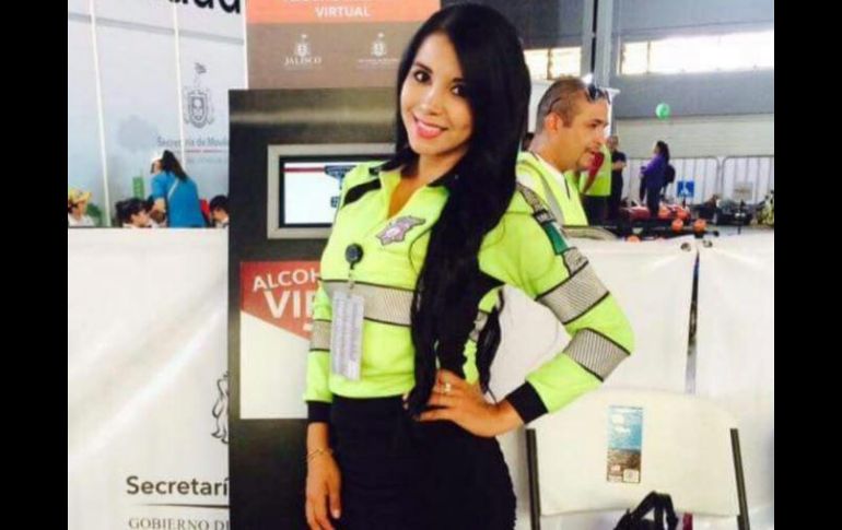 Wendy Carolina Rosales, tiene 26 años de edad y lleva dos años trabajando como agente vial en la Secretaría de Movilidad. ESPECIAL /