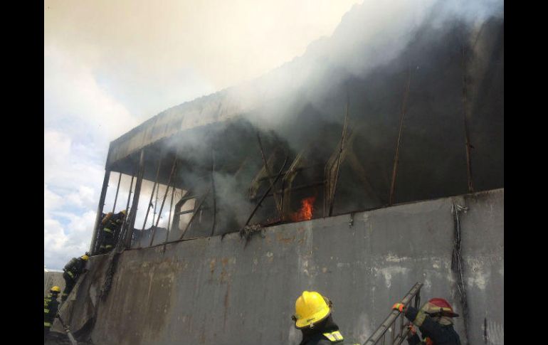 El incendio fue apagado por completo alrededor de las 13:00 horas. ESPECIAL / Bomberos de Guadalajara