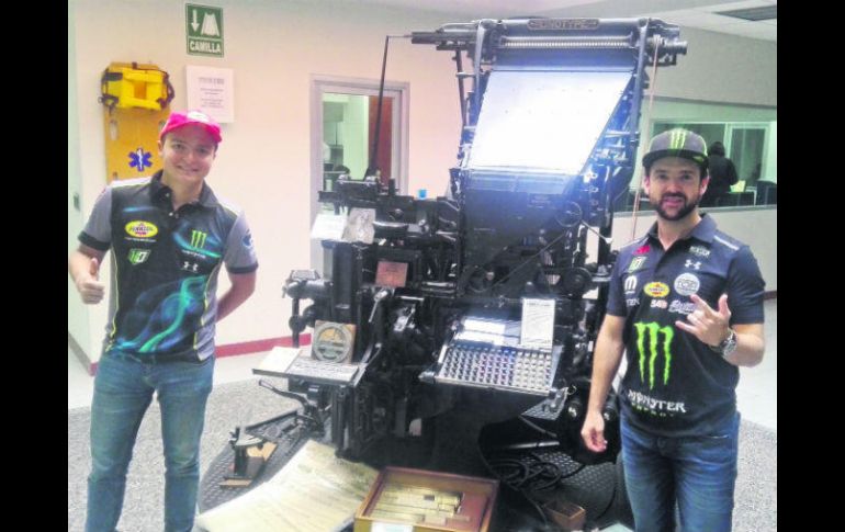 Santiago Tovar (izquierda) y Hugo Oliveras velan armas para correr el próximo domingo en Cajititlán. EL INFORMADOR / F. Romero