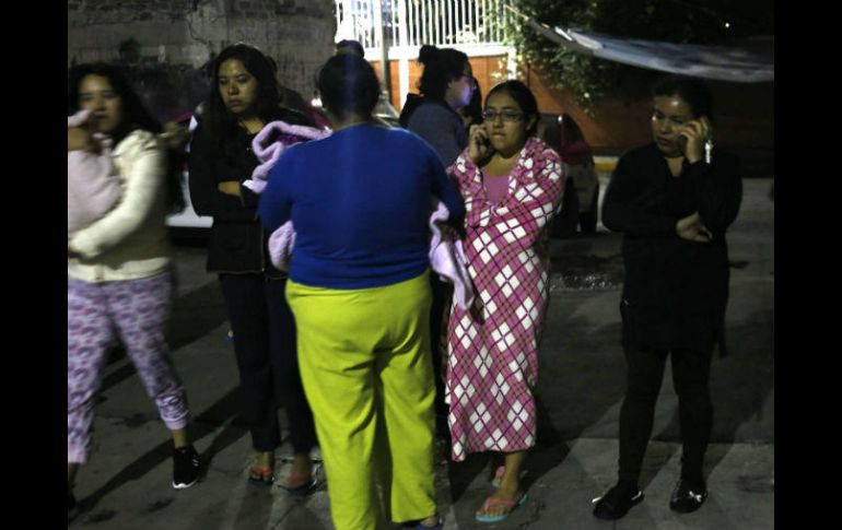 Capitalinos evacuaron edificios y viviendas  en la Ciudad de México, tras el fuerte sismo que se registró esta noche. SUN / J. Reyes