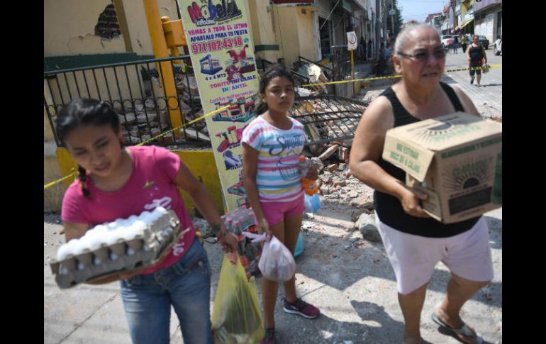 Poco a poco, habitantes de Juchitán retoman sus actividades cotidianas. AFP / P. Pardo
