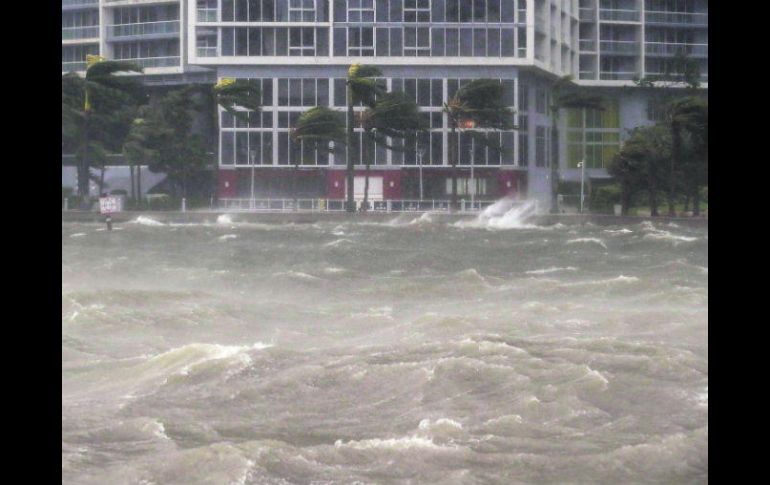 Las calles de Miami se convirtieron ayer en ríos tras desbordarse las aguas de la Bahía Vizcaína, debido al paso del huracán 'Irma'. EFE /