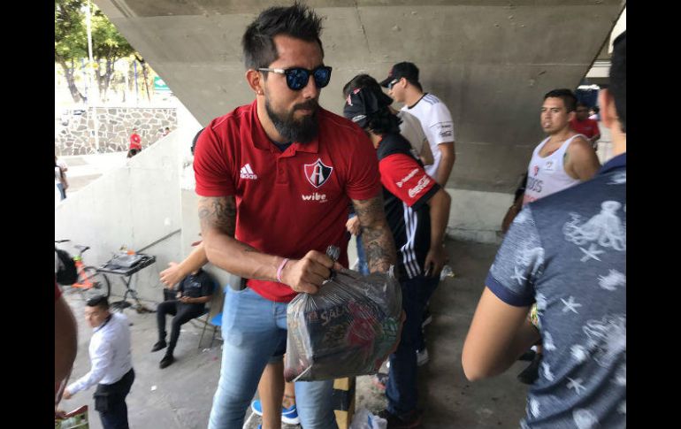 El arquero Fraga prestó ayuda en el estadio Jalisco. TWITTER / @atlasfc