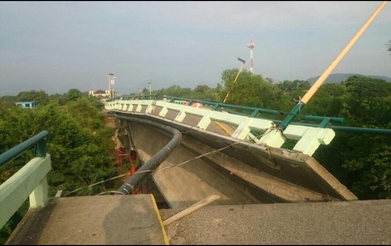 El titular de la SCT, informó vía Twitter de la caída del puente de Ixtaltepec, que conduce a Ixtepec, luego de los sismos.
