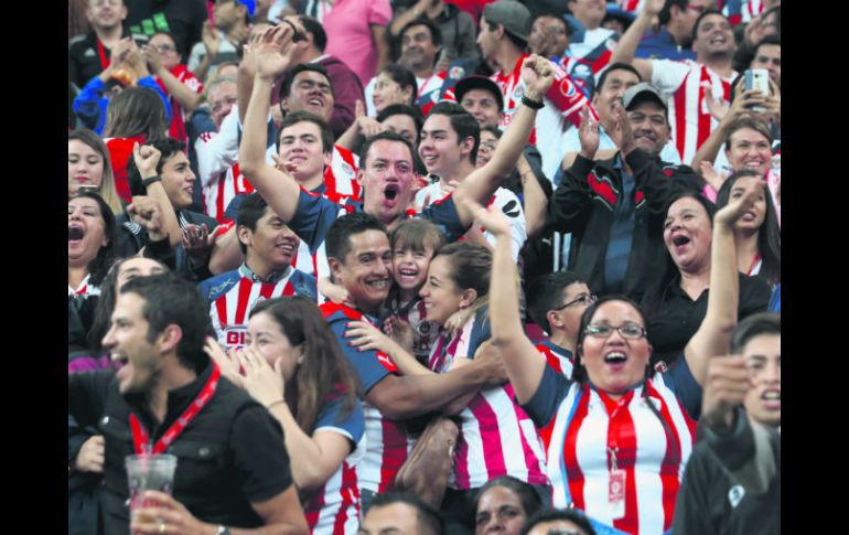 Los seguidores de Chivas arropan a su campeón, pese a que los resultados no son los esperados.
