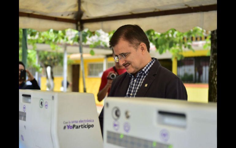 Bravo Padilla compartió en redes sociales el momento en el que acudió a votar en la consulta ciudadana sobre la ciclovía. TWITTER / @tonatiuhbp