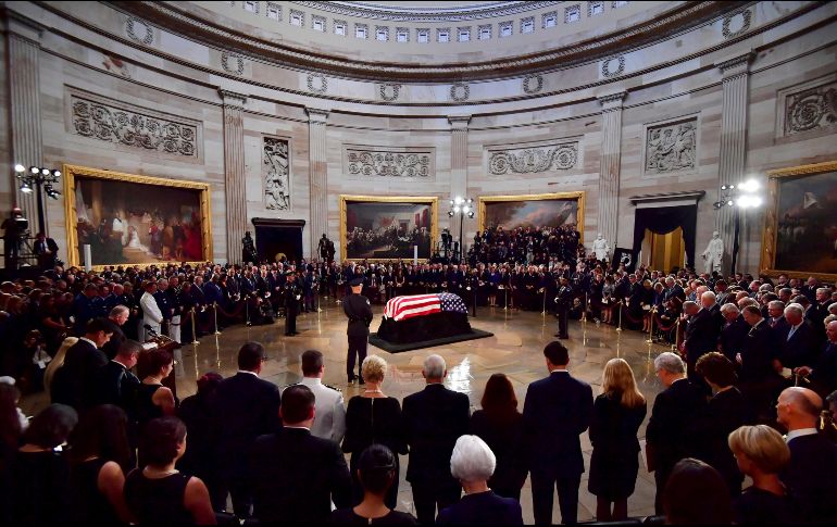 McCain, que perdió la batalla contra el cáncer cerebral, fue reconocido durante el homenaje como un ''patriota'' que siempre puso al país por encima de sus intereses personales, y que se condujo con honor y civilidad. AP / K. Dietsch
