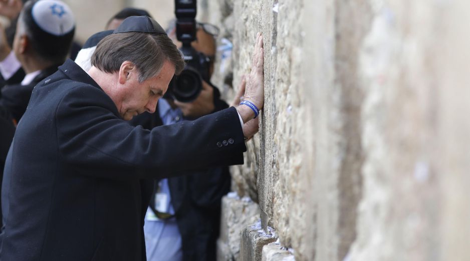 Bolsonaro, con kipá, colocó sus dos manos sobre las antiguas piedras, mientras Netanyahu hacía lo mismo. AFP / M. Kahana