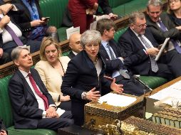 Fotografía cedida por el Parlamento británico que muestra a la primera ministra, Theresa May (c), este miércoles en la Cámara de los Comunes británica en Londres. EFE/Cortesía Parlamento Británico