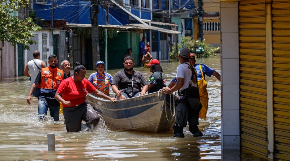 Rescatistas se transportan a bordo de una balsa en Río de Janeiro. Xinhua/Claudia Martini