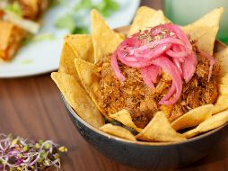 Cabe destacar que la cochinita pibil es uno de los platillos más representativos de la gastronomía mexicana y es originario de la Península de Yucatán. Unsplash.