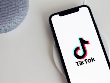 El proyecto de ley también prohibiría a la empresa controlar la receta secreta de TikTok: el algoritmo que alimenta a los usuarios con videos basados en sus intereses y que se ha convertido a la plataforma en un fenómeno que marca tendencias. Pixabay.
