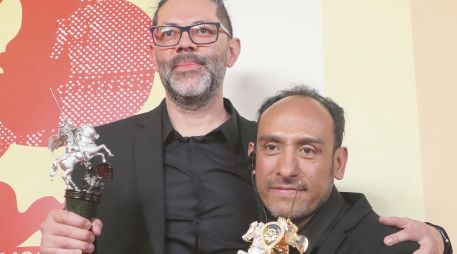 El guionista Alfredo Mendoza y el director Miguel Salgado posan con sus estatuillas. EFE