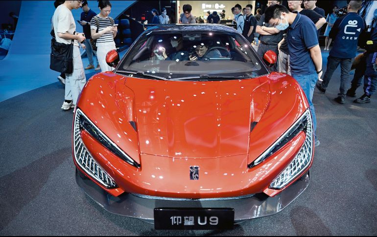 La gente visita un modelo de automóvil Yangwang U9, en el Auto China 2024. AFP/W. Zhao