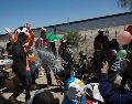 El colectivo Ángeles Mensajeros de Ciudad Juárez festeja el Día del Niño en el Río Bravo. EFE/C. Torres.