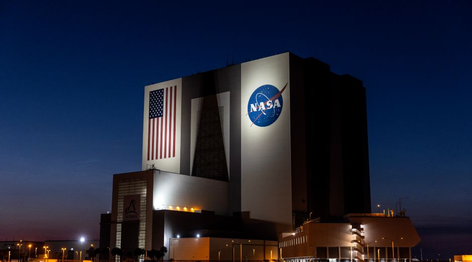 La NASA contrató hace una década a Boeing y a SpaceX para llevar y traer a astronautas hacia y desde la estación espacial. EFE