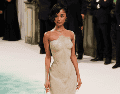 Tyla asistió a la Met Gala con un vestido strapless con cola de sirena en color arena brillante. EFE/ Justin Lane