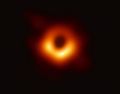 Imagen de un anillo con una mitad más luminosa que la otra que corresponde al agujero negro supermasivo ubicado en el centro de la galaxia M87, a 53,3 millones de años luz de la Tierra, facilitada por el Telescopio del Horizonte de Sucesos (EHT). EFE/ Event Horizon Telescope Collaboration.