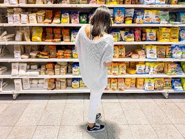 En los supermercados del país es posible ver pasillos repletos de comida diseñada para maximizar las ganancias de las empresas productoras a costa de su calidad nutrimental. EFE/Archivo