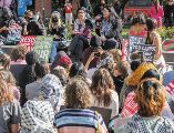 Estudiantes de la Universidad de Nueva York continúan protestando en Washington Square Park. EFE