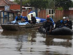 Integrantes del Ejercito brasileño y equipos de la Fuerza Nacional del Sistema Único de Salud navegan con equipos hospitalarios y medicamentos rescatados de un hospital afectado por las inundaciones. Xinhua/Lucio Tavora