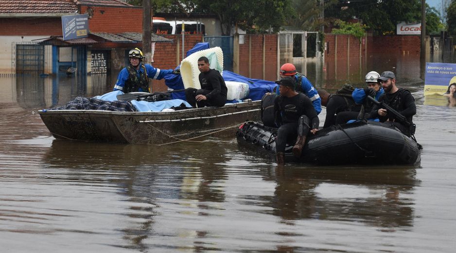 Integrantes del Ejercito brasileño y equipos de la Fuerza Nacional del Sistema Único de Salud navegan con equipos hospitalarios y medicamentos rescatados de un hospital afectado por las inundaciones. Xinhua/Lucio Tavora